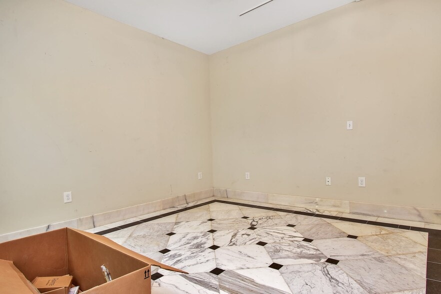 More Photos Of 507-511 45th St, Union City Health Club For Lease