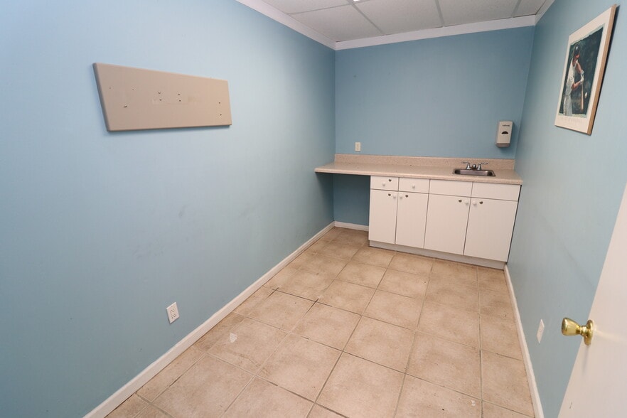 More Photos Of 6731-6755 Sunset Strip, Sunrise Unknown For Lease