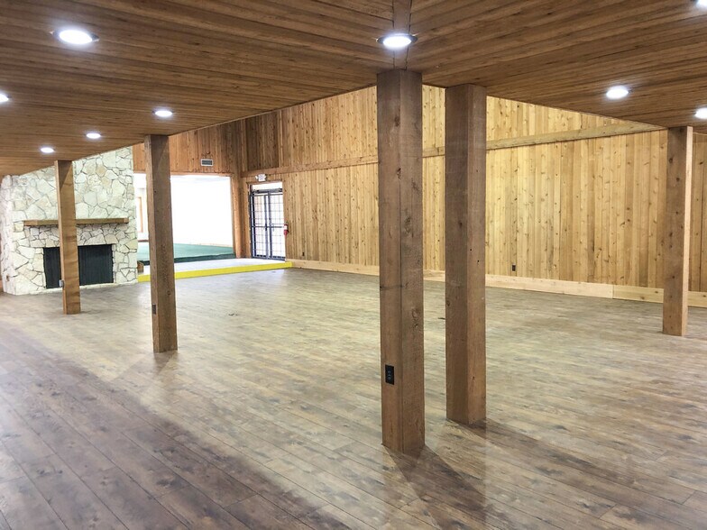 More Photos Of 817 N Frazier St, Conroe Freestanding For Sale