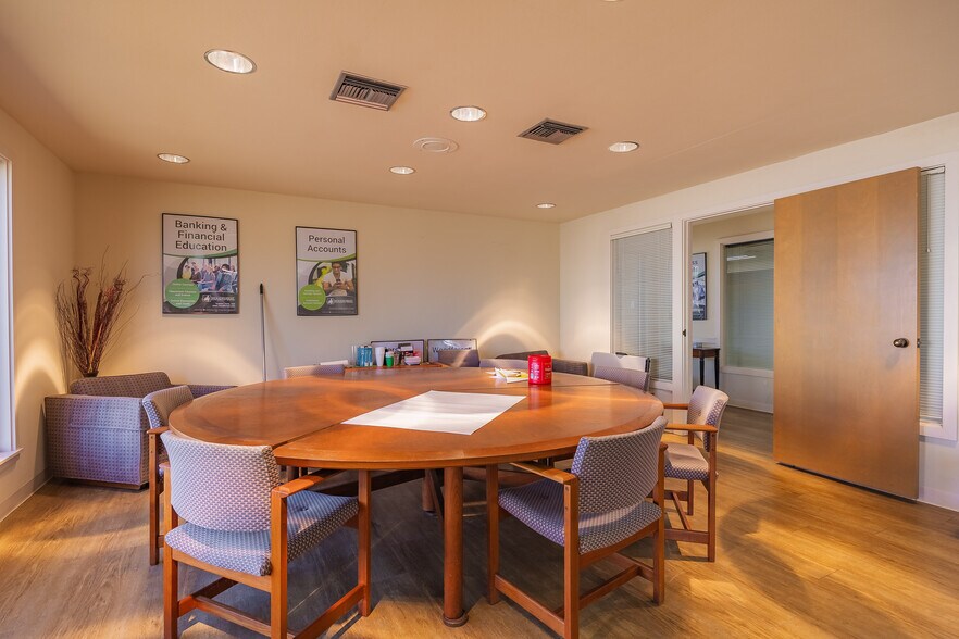 More Photos Of 703 Commerce St, Refugio Office For Sale