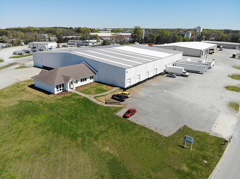 Primary Photo Of 7712 Boeing Dr, Greensboro Warehouse For Lease