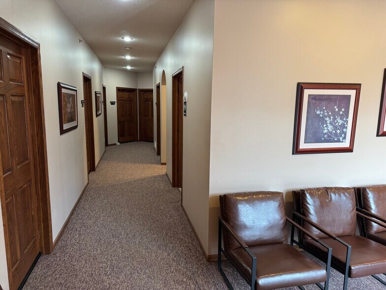 More Photos Of 558-572 Bavaria Ln S, Chaska Office For Sale