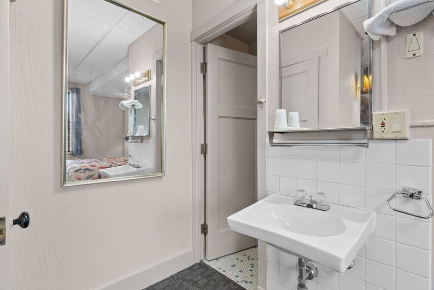 More Photos Of 36 W 4th St, Dubuque Hotel For Sale