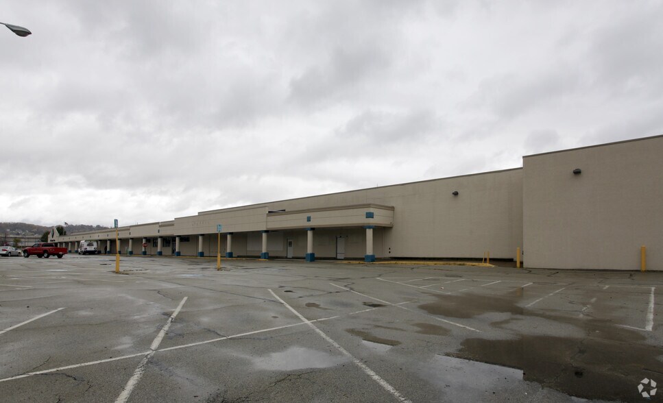 More Photos Of 100 Chamber Plz, Charleroi Supermarket For Lease