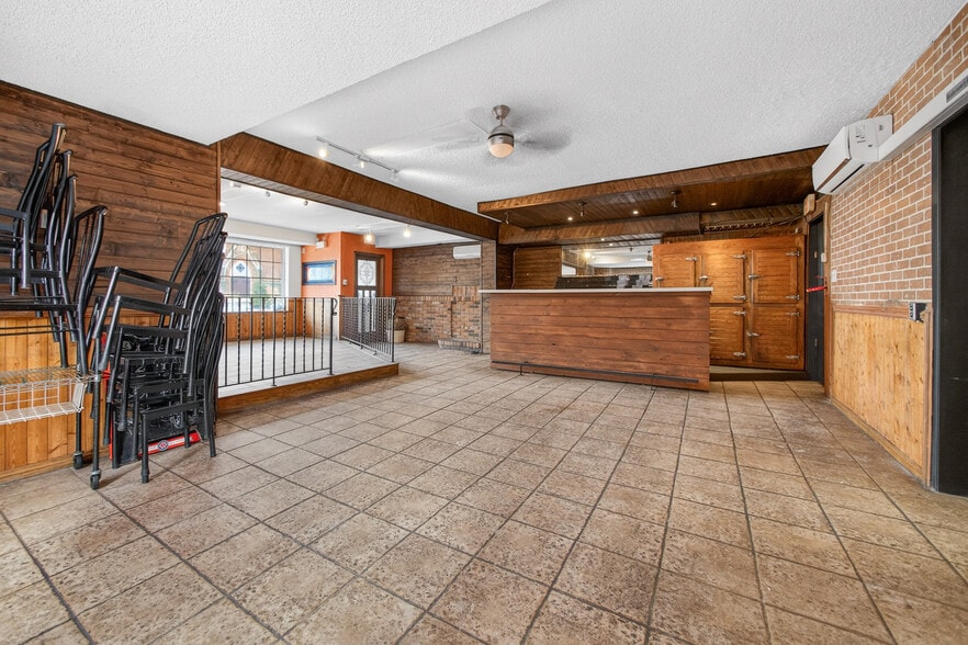 More Photos Of 277 Queen St S, Mississauga Storefront Retail Residential For Lease