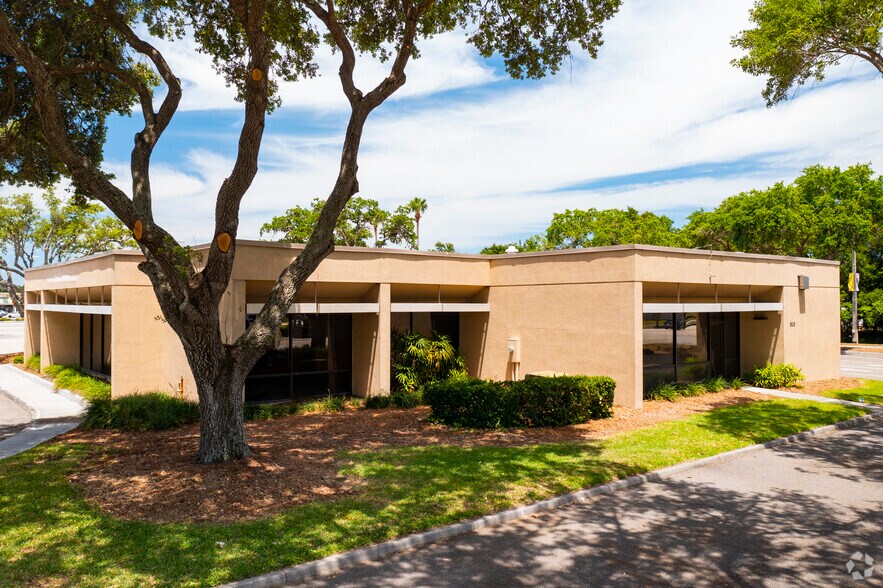 More Photos Of 935 Beneva Rd N, Sarasota Bank For Lease