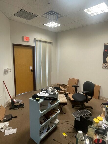 More Photos Of 837 Oakton St, Elk Grove Village Warehouse For Lease