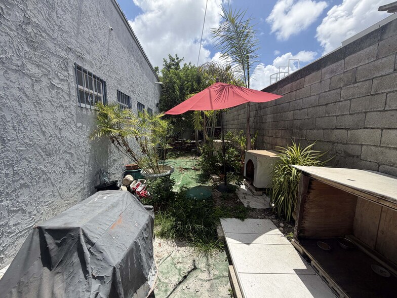 More Photos Of 270 NE 70th St, Miami Warehouse For Sale