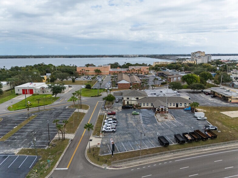 More Photos Of 300 N Cocoa Blvd, Cocoa Restaurant For Lease