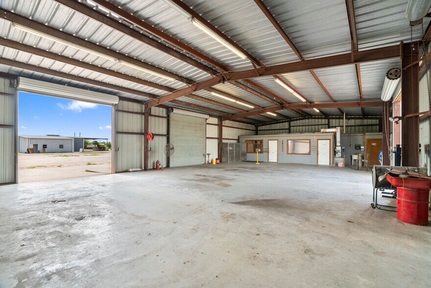 More Photos Of 2404 N US Highway 281, Alice Flex For Lease
