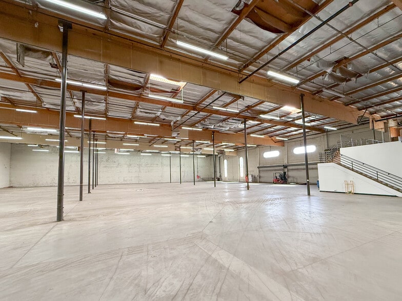 More Photos Of 2335 E 27th St, Los Angeles Warehouse For Lease