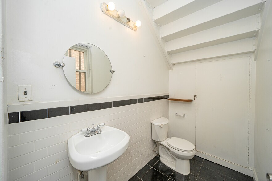 More Photos Of 279 Frost St, Brooklyn Light Distribution For Lease