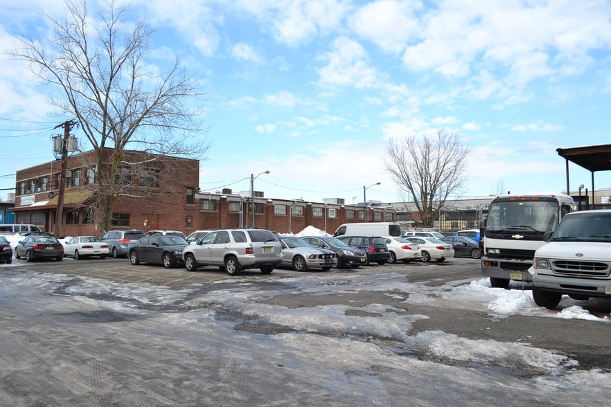 More Photos Of 1050 Slocum Ave, Ridgefield Warehouse For Lease