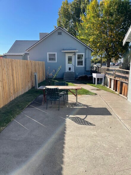 More Photos Of 151 Maciver Ln, Bishop Office For Lease