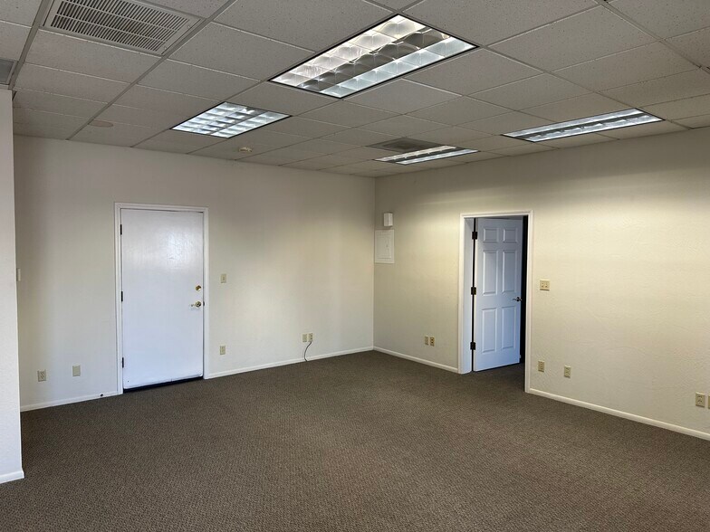More Photos Of 825-865 S Frankwood Ave, Reedley Office For Lease