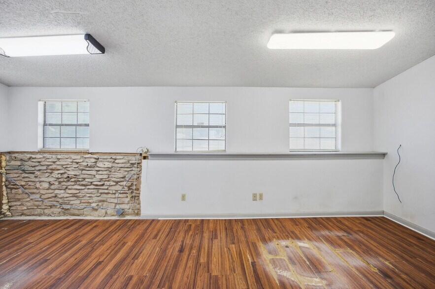 More Photos Of 7909 Rosson Dr., Austin Land For Lease