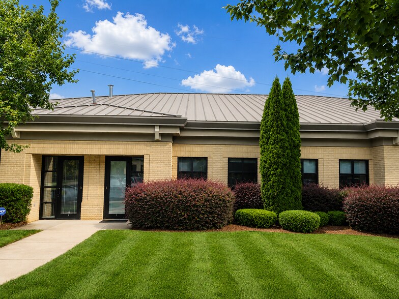 More Photos Of 9723 Northcross Center Ct, Huntersville Office For Lease