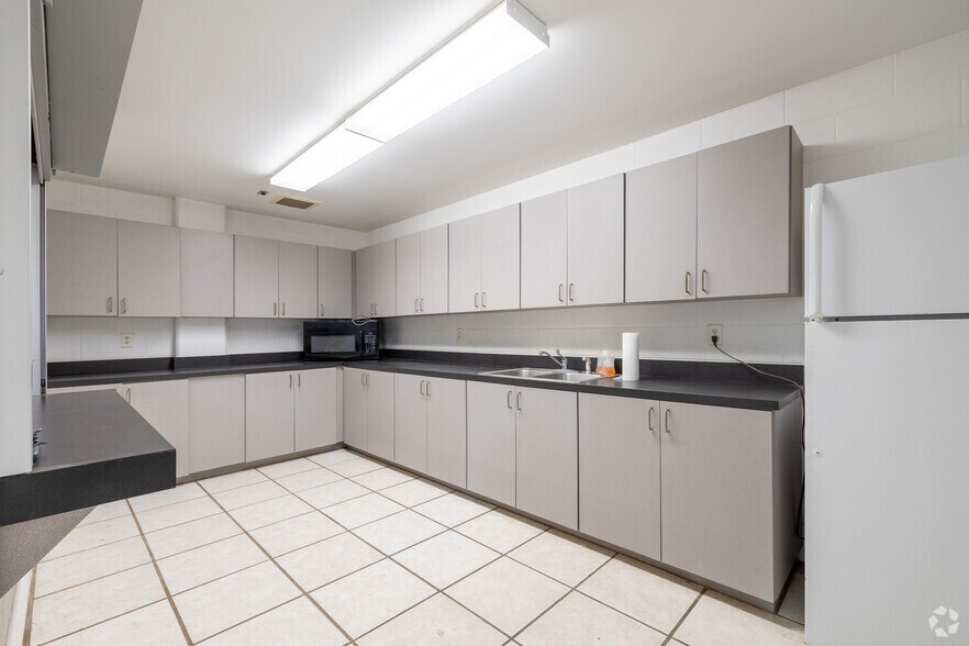 More Photos Of 2526 W Sligh Ave, Tampa Freestanding For Lease