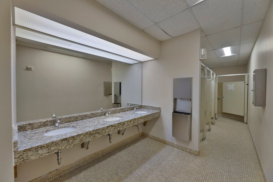 More Photos Of 4221 S Walton Walker Blvd, Dallas Office For Sale