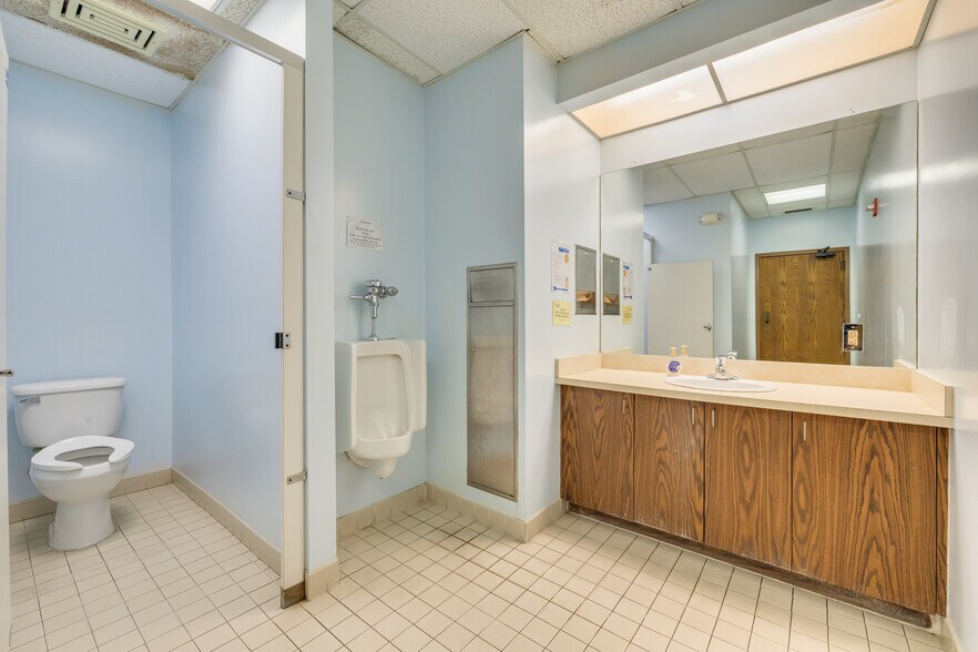 More Photos Of 3170 N McMullen Booth Rd, Clearwater Schools For Lease