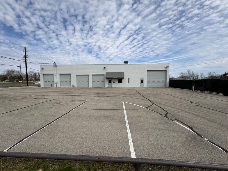 Primary Photo Of 5513 N Oxford St, Indianapolis Service For Lease