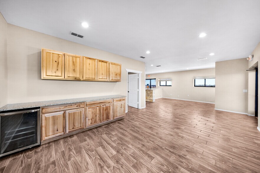 More Photos Of 11639 E US Highway 175, Kemp Flex For Lease