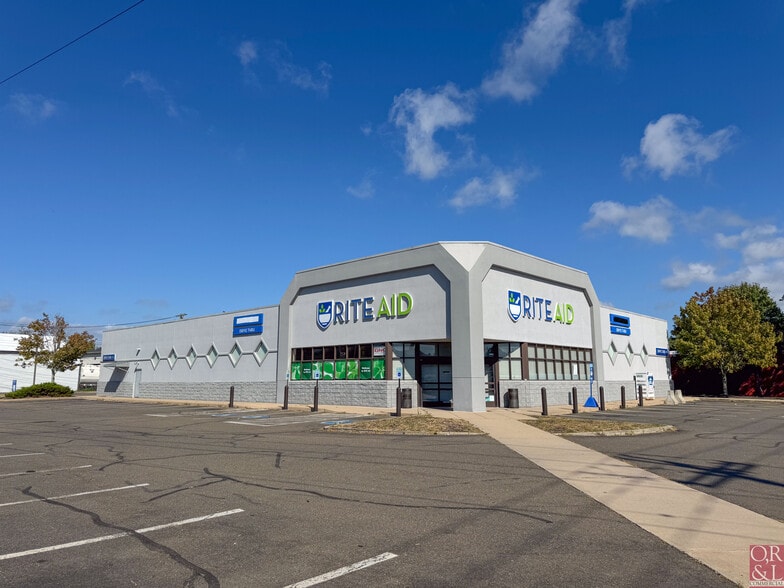 More Photos Of 10 Hemingway Ave, East Haven Drugstore For Lease