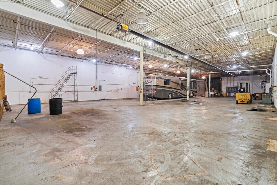 More Photos Of 15 S Worthington St, Youngstown Warehouse For Sale
