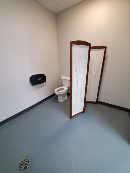 More Photos Of 1804 N Towanda Barnes Rd, Bloomington Flex For Lease