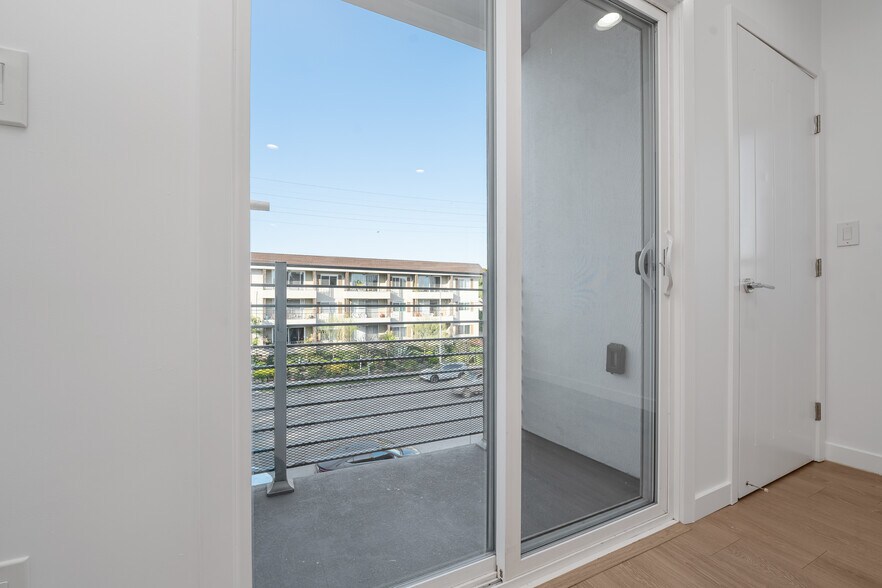 More Photos Of 10706 Camarillo St, Toluca Lake Apartments For Sale