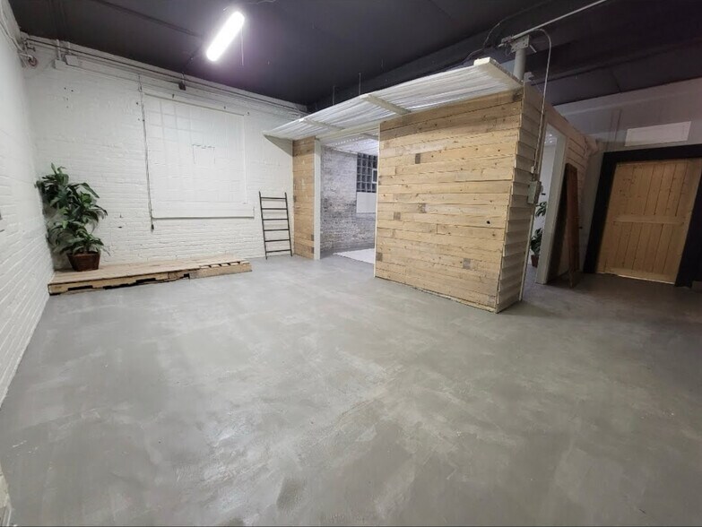 More Photos Of Barron Blvd, Grayslake Warehouse For Lease