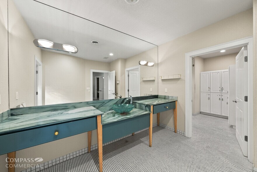 More Photos Of 125 NW Wall St, Bend Health Club For Lease