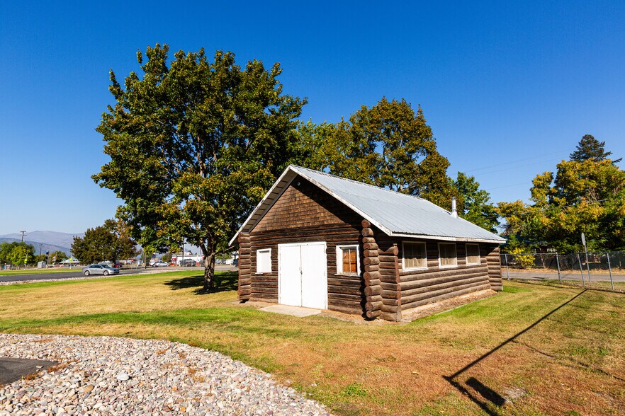 More Photos Of 200 W Railroad Ave, Plains Medical For Sale