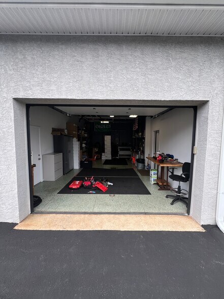 More Photos Of 1 Blackhorse Ln, Media Showroom For Sale