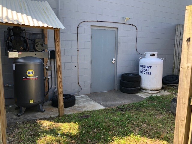 More Photos Of 203 N Marine Blvd, Jacksonville Service For Lease