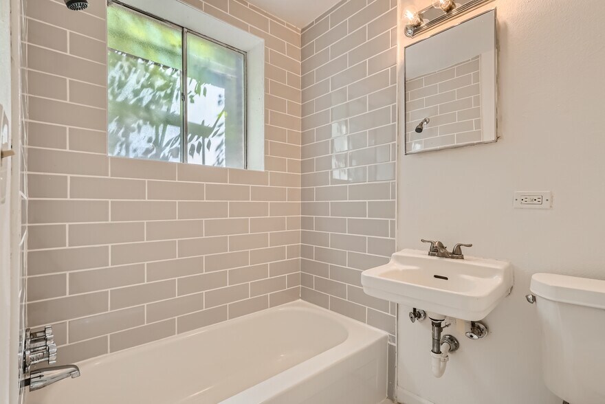 More Photos Of 1695 Clinton St, Aurora Apartments For Sale