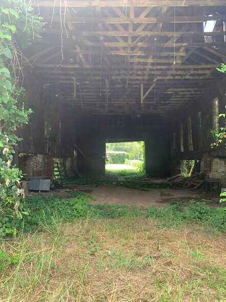 More Photos Of 320 N Aycock St, Carrollton Warehouse For Lease