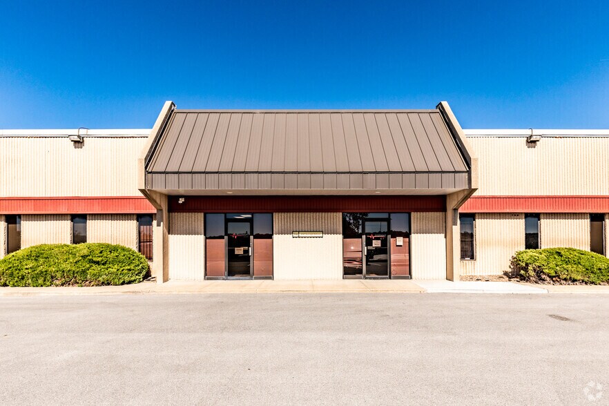 More Photos Of 1134-1150 W Cambridge Circle Dr, Kansas City Light Distribution For Lease