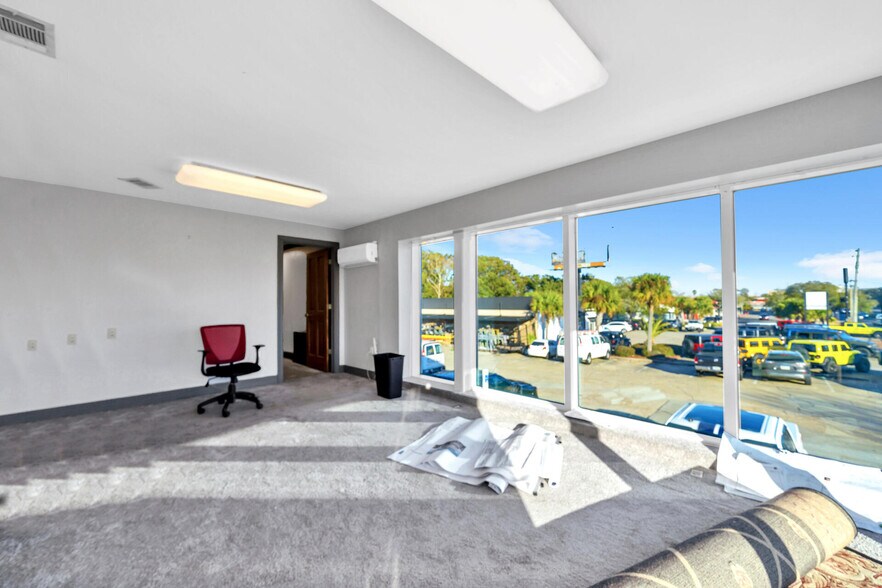 More Photos Of 639 Harbor Blvd, Destin Showroom For Lease
