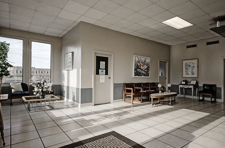 More Photos Of 210 S Main St, Shelbyville Medical For Lease