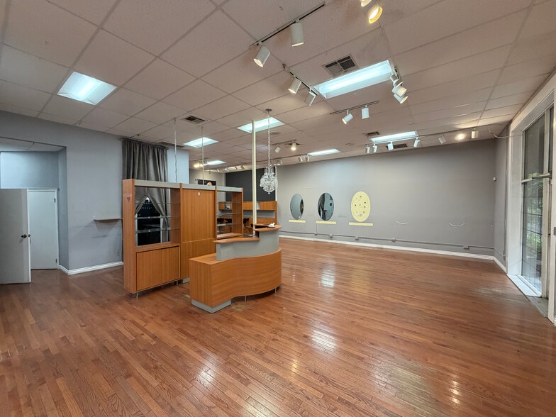 More Photos Of 19350 Business Center Dr, Northridge Storefront Retail Office For Lease
