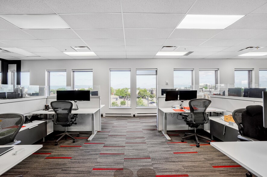 More Photos Of 7405 Rte Transcanadienne, Montréal Office For Lease
