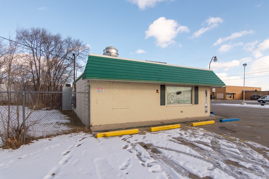More Photos Of 285 S Outer Dr, Saginaw Restaurant For Sale