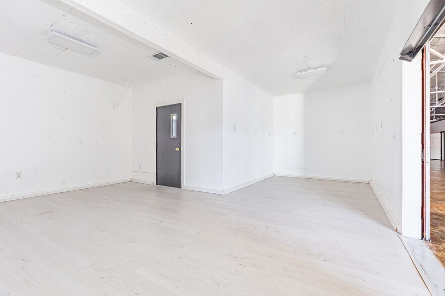 More Photos Of 1024 S First St, Sherman Warehouse For Lease