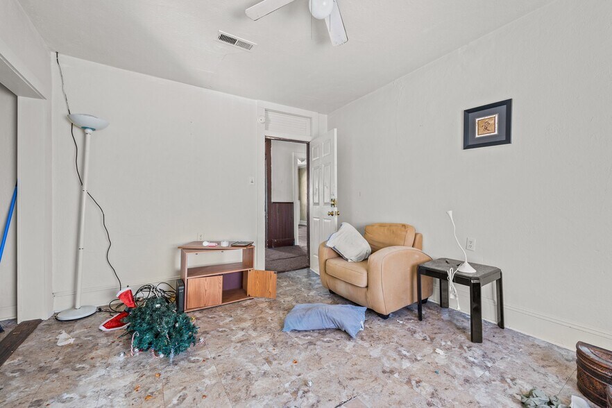 More Photos Of 421 Vine St, Eden Hotel For Sale