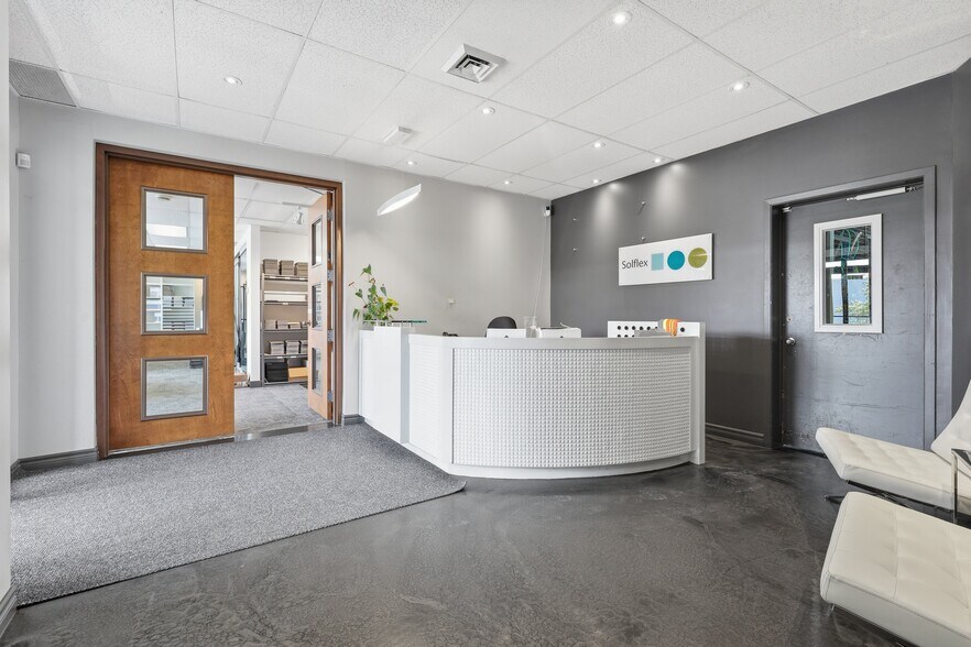 More Photos Of 8905 Boul Henri-Bourassa O, Saint-Laurent Showroom For Lease
