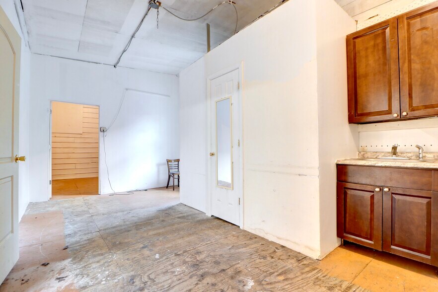 More Photos Of 1059 Wyckoff Ave, Ridgewood Flex For Lease