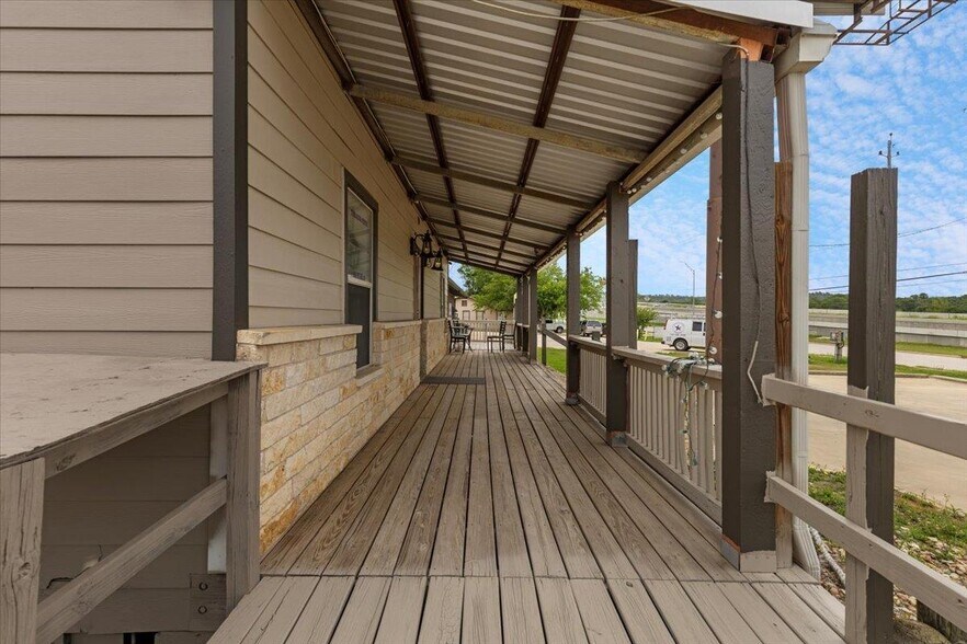 More Photos Of 1002 College St, Bastrop Freestanding For Lease