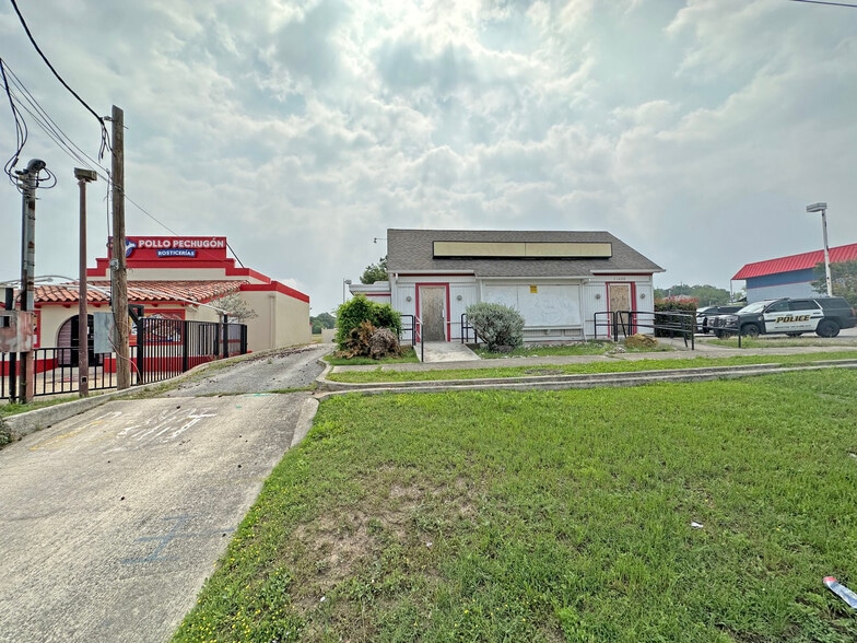 More Photos Of 11430 Perrin Beitel Rd, San Antonio Freestanding For Lease