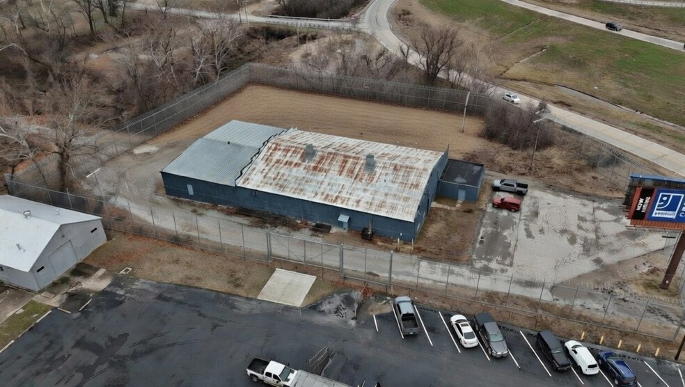 More Photos Of 920 W Skelly Dr, Tulsa Manufacturing For Lease